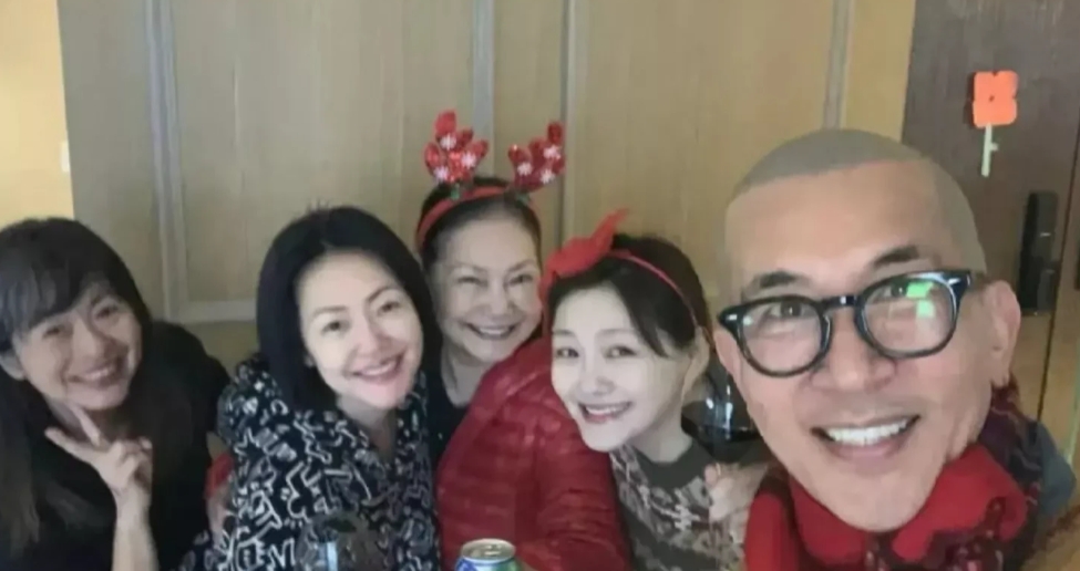 这是大S买给妈妈和姐姐一家住的豪宅，
一平方约11万人民币，5房3卫，
大S就是