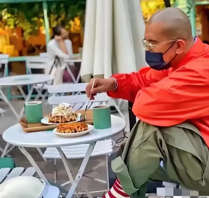 具光头这是彻底放飞自我了吗，看他这打扮和行为举止，和温文尔雅的汪小菲根本没法比呀