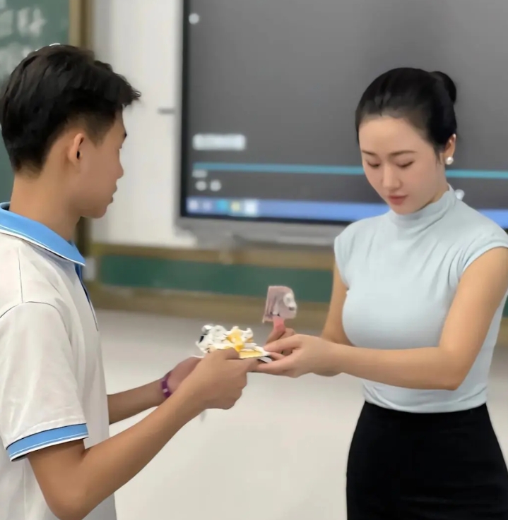 老师长得漂亮不是错，但穿这么显身材的衣服着实不应该。