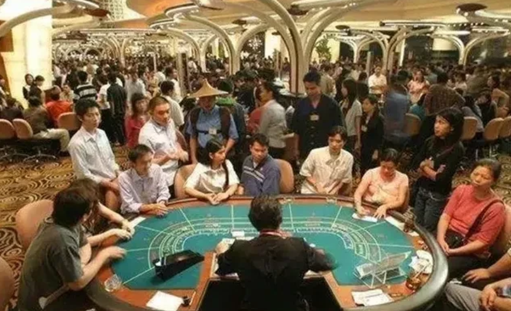 澳门赌场为什么不景气？
华丽的赌场，博彩业是澳门的主导产业，现在去玩的少了，一些