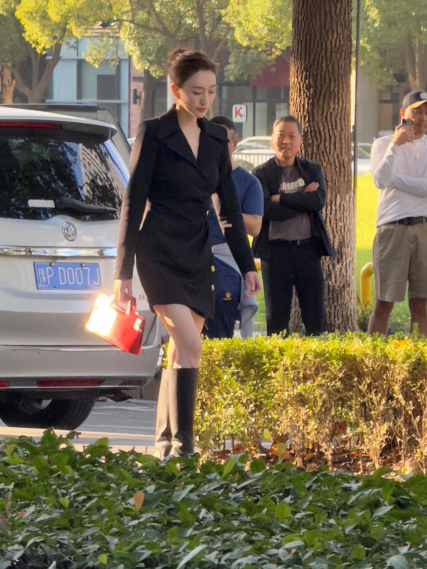 李小冉黑色西装裙子好看