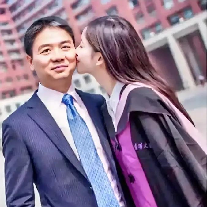 热恋中的章泽天和刘强东！
一个是商界精英，一个是清华才女！
毕业那天，刘强东去清