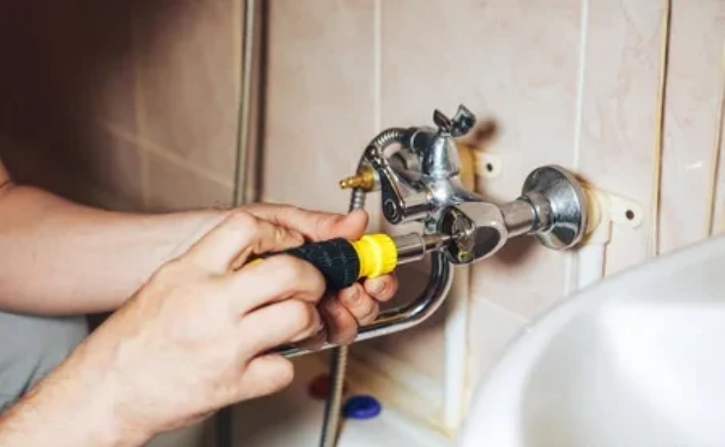 宁夏固原，一男子做好事，帮一名女子修水龙头，不料被人举报。警察认定男子从事非法活