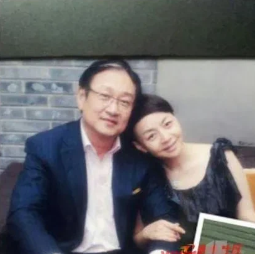 离婚是我提出来的，因为老娘在外面有别的男人啦！
这句惊世骇俗的话竟然出自小品皇后