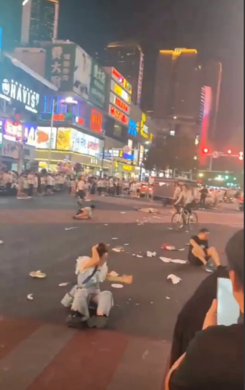 刚刚五一广场发生大事故了
一男子在解放西路开车连续撞击多人
现场一片混乱
到处都
