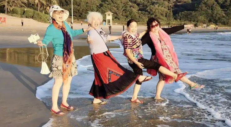 “扶了一下，手就断了？”湖南长沙，一7旬大妈约了几个老朋友去海边旅游，旅途中，大