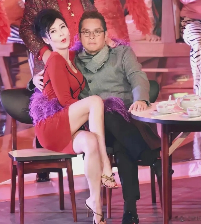 对于叶玉卿的挑逗，谭校长“坐怀不乱”！叶玉卿绝对80后70后男人心中的女神！