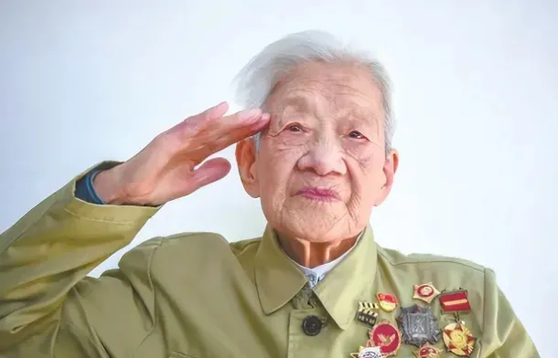 “黄继光堵枪眼是骗人的！”“都没黄继光这个人！”几年前，战斗英雄黄继光的英雄事迹