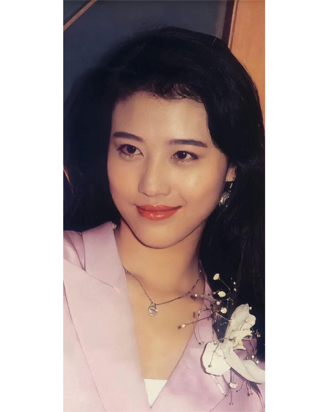 周海媚：90年代港星的美，在骨不在皮