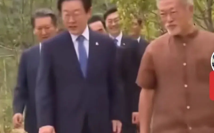 文在寅多会做人呢！做总统的时候滴水不漏！硬是没让对手找到毛病！做朋友能两肋插刀！