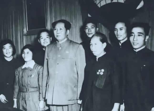 这是一张著名的照片，建国初期，毛泽东主席和部分劳动模范合影。

仔细看，现在通用