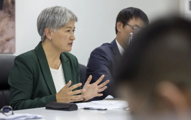 澳大利亚外长黄英贤与中国外长王毅在约翰内斯堡举行会谈，她说中国海军舰艇在“未事先