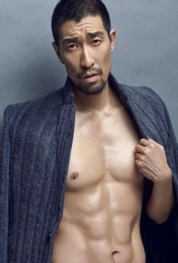 朱媛媛曾直言：王千源长相并不算出众，可上学时班里女生都对他着迷，女人缘好到令人咋