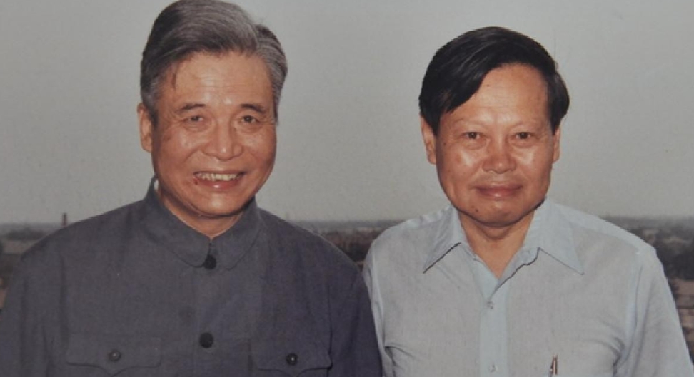 1986年，身在美国的杨振宁特意回国前往探望邓稼先。两人都是科学界的杰出人物，更