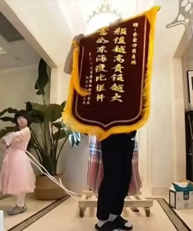 节目组包括李行亮一起决定献祭麦琳
有一件事，麦琳8个月大月份流产过，这件事自始至