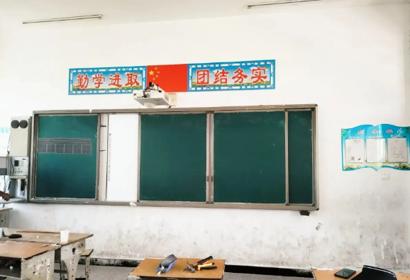 请问农村倒闭的教学楼能买吗？
村里学生越来越少了，今年终于撑不住了，已经宣布和乡