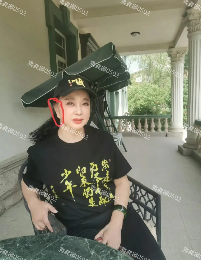 刘晓庆又发新照了！
71岁的她气色红润状态不错，就是耳朵太长了，像个“把手”一样