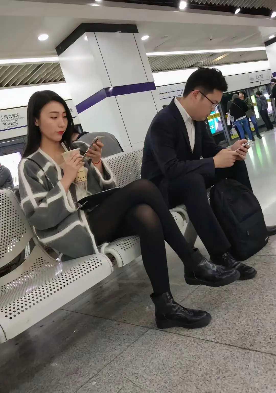 这大哥一看就是斯文人
