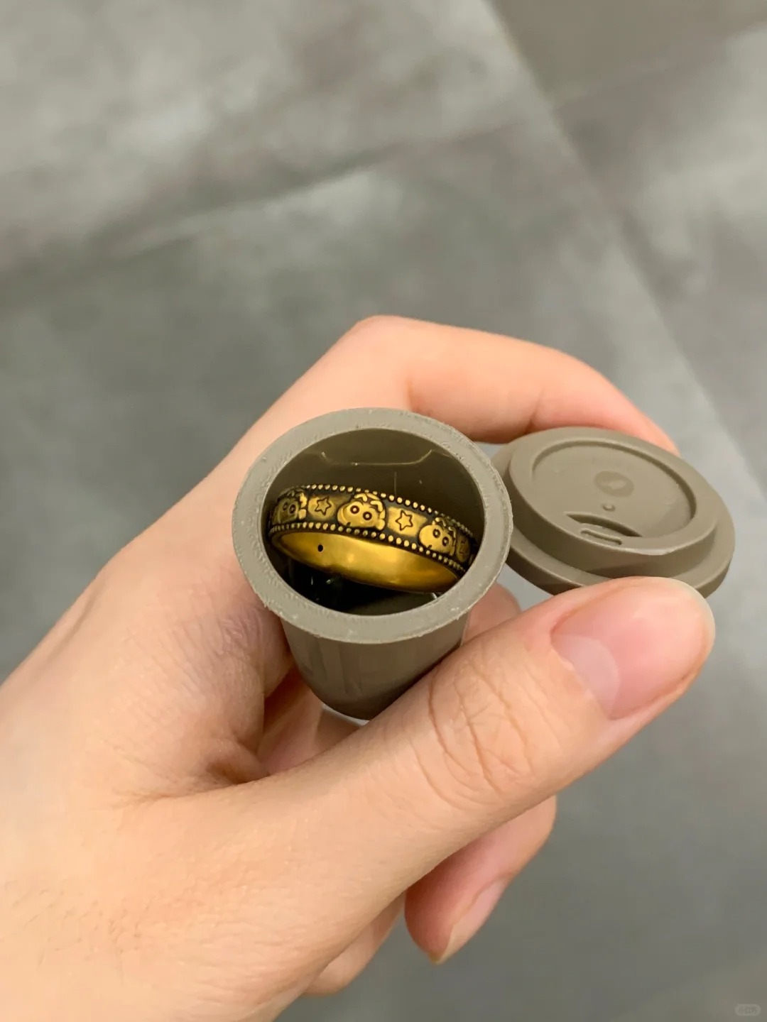 打开盖子咖啡没了？？？
晕倒了 今天要加班准备冲个咖啡
结果打开盖子里面咖啡粉没
