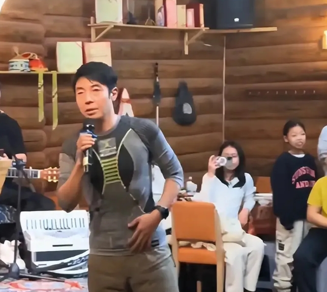 撒贝宁一家四口现身新疆百年老屋，李白大变样，儿子萌翻众人！
近日，有网友在新疆偶
