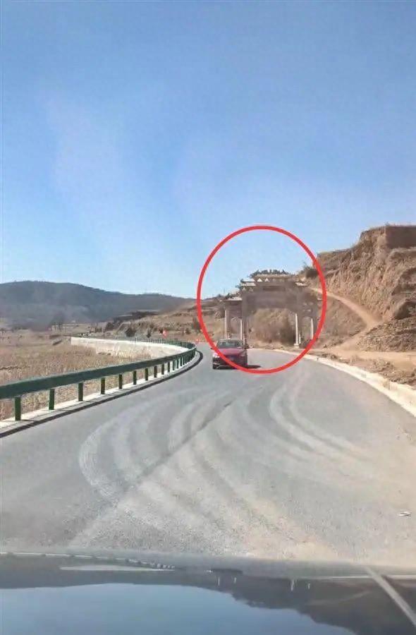 山西阳泉，一石牌楼与公路出现了在一起，牌楼占去了路面1/3。这样的场景可把路过的