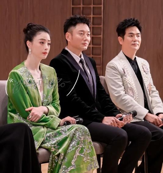 中间这位有点可惜！
《甄嬛传》这部剧把所有主演都捧红了！
唯独把他给丢下了！
按