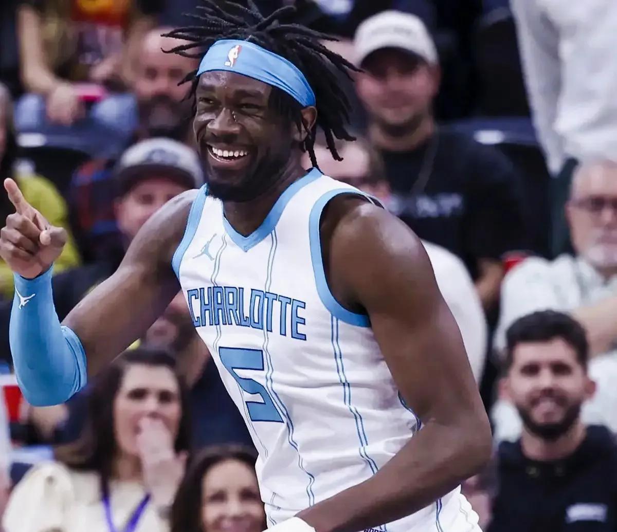 突发。如意算盘失败，不得不开启自由市场淘宝？2月9日据报道，湖人此前与黄蜂交易马