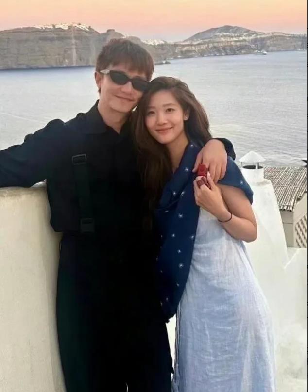 黄轩凭一己之力拉高了娱乐圈男人们的审美，女友不再是白瘦幼类型的网红脸，竟然是雅思