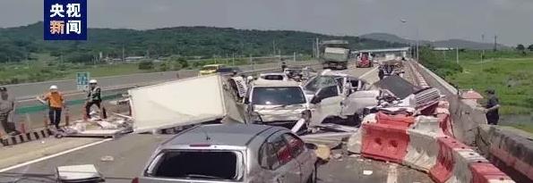 突发，出事了！
刚刚从韩国突传可怕消息！
当地时间12日中午，韩国一段高速公路突