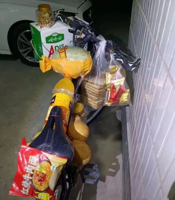 笑不活了！贵州贵阳有个小伙子，第一次去女朋友家见家长，想要给他们留个好印象。他就