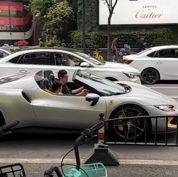 旁边的大哥盯着看了好久，心情久久不能平静！大哥在想什么呢？￼￼