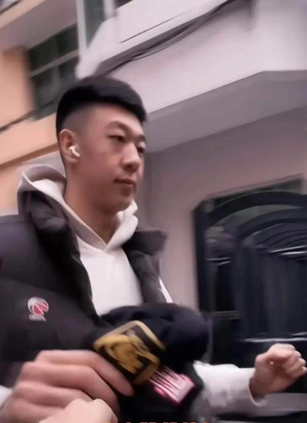 今日，广东队如常积极备战训练。图为王少杰、贝兹利、胡明轩从俱乐部出发，前往宏远基