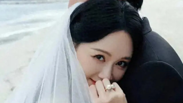 感动！45岁陈乔恩和36岁艾伦大婚，伴郎伴娘团抢镜，乔任梁被点名