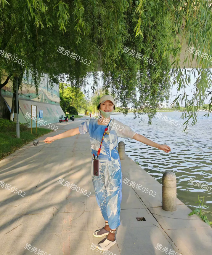 周迅回衢州老家开心的像个孩子，50岁的她可真太年轻了，身材娇小笑容明媚眼神清澈气