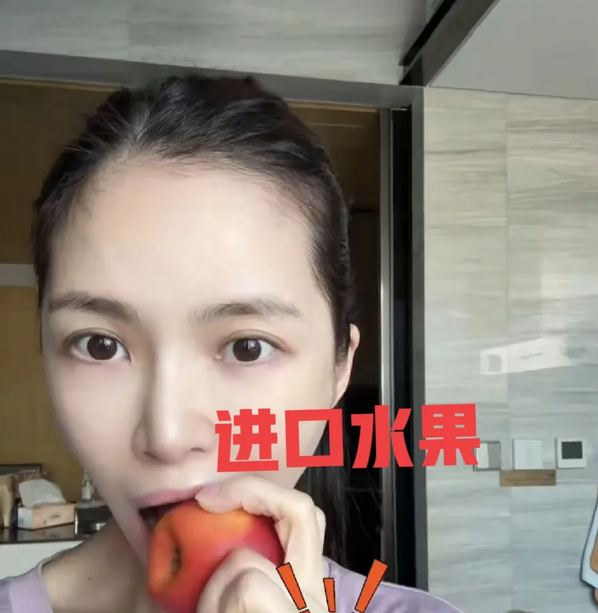 王灿又被网友骂上热搜，原因是不让自家保姆吃水果，网友觉得她小气！可万万没想到人家
