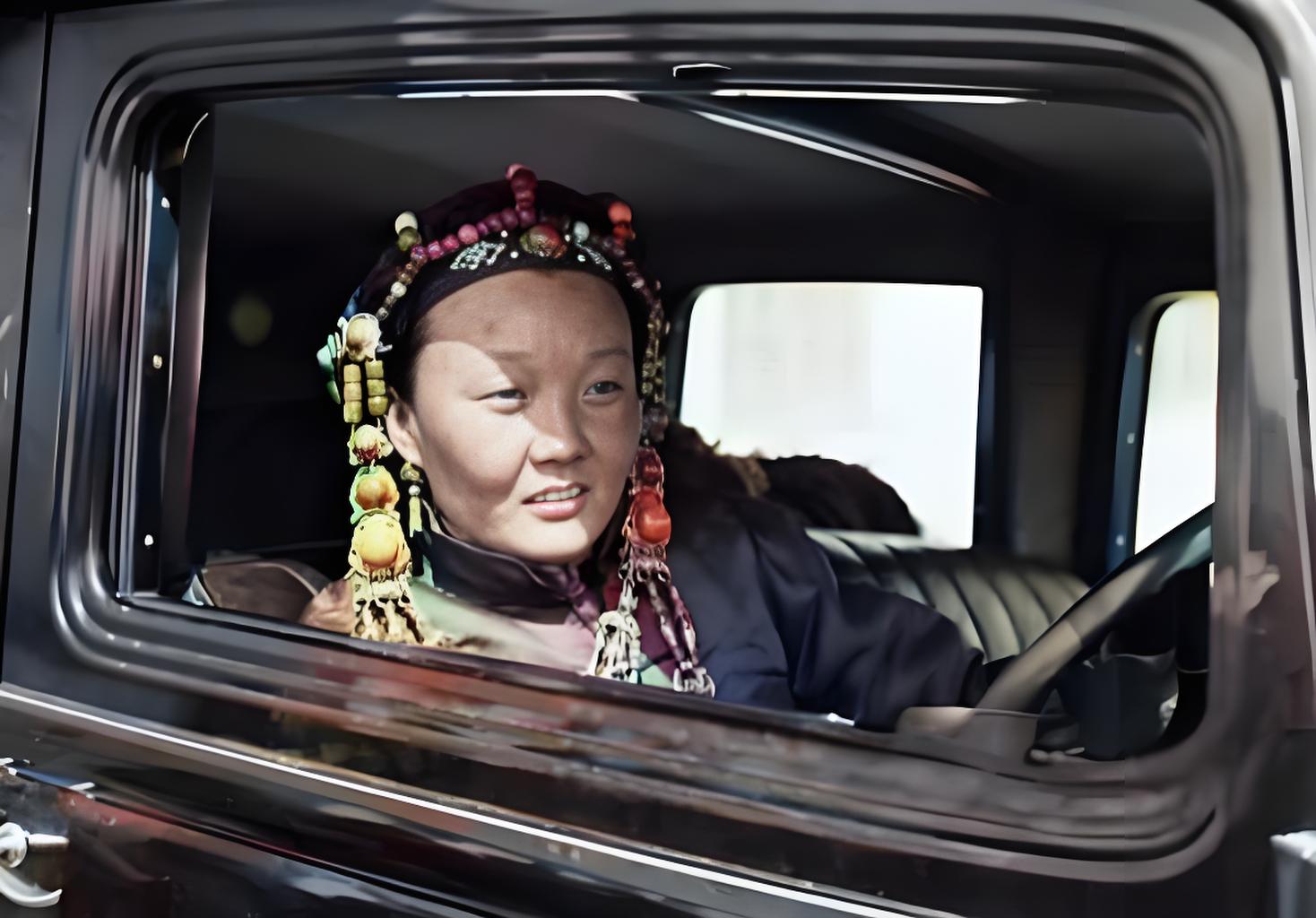 1934 - 1936年，内蒙古，一位身着华丽服饰的蒙古族女贵族开着车