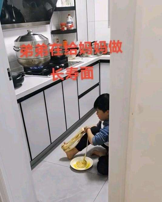 弟弟在给妈妈做长寿面