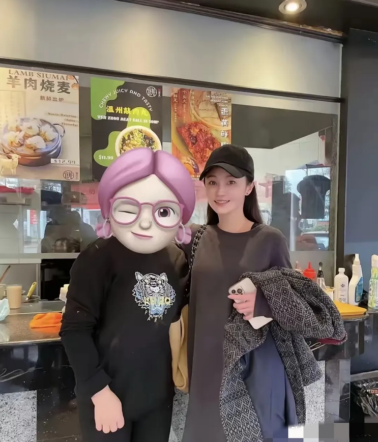 嘿，你知道吗？姚笛在加拿大被人偶遇啦！而且啊，听说她已经移居温哥华了呢。

42