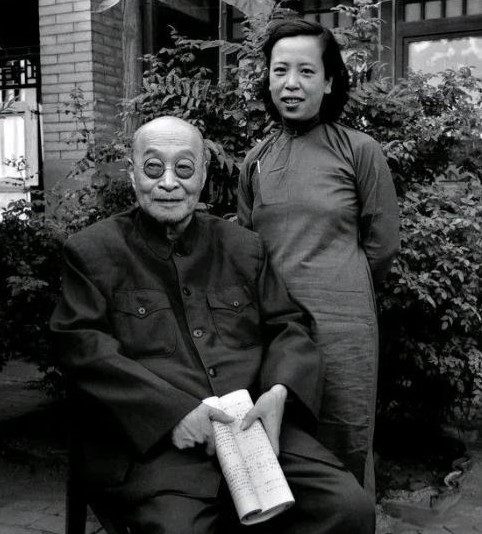 张宗昌的小妾突发疾病，施今墨被请来治疗这场危急。作为京城著名的医者，施今墨面对这