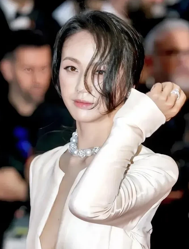 那时候，她还是个年轻姑娘，涉世未深，懵懵懂懂地就接下了那个极具争议的角色。谁也没