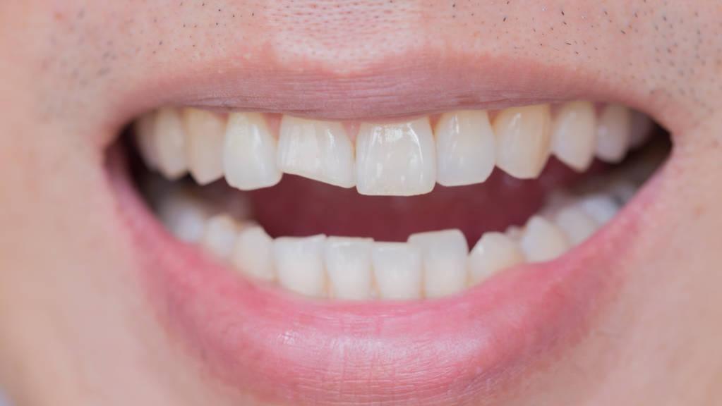 老中医揭秘：两个小方法，养牙护齿，70多岁还牙齿坚固，精力旺盛
