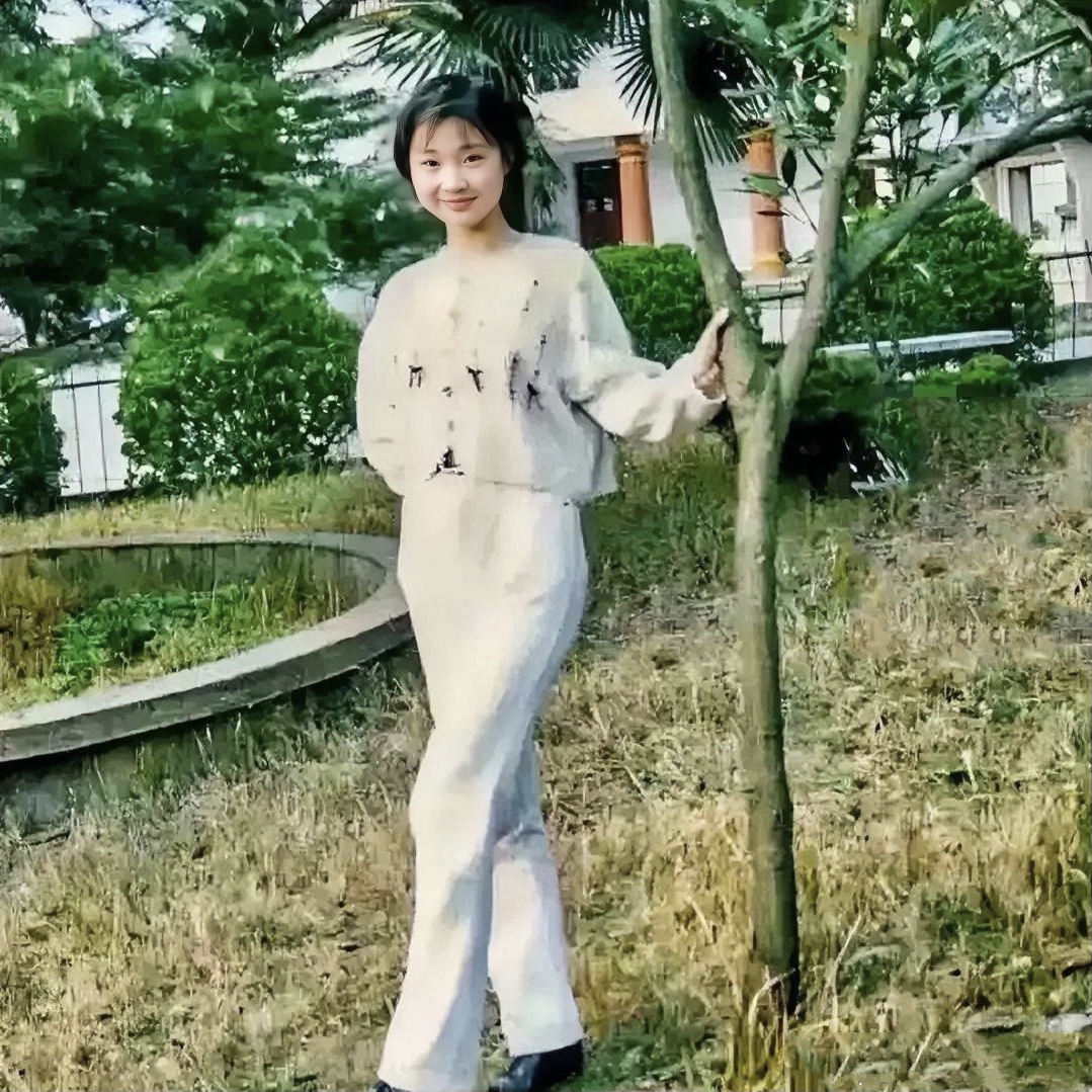 亭亭玉立，清纯可人。这是1996年，16岁的柳岩。当时她的父母在广州打工，她也随