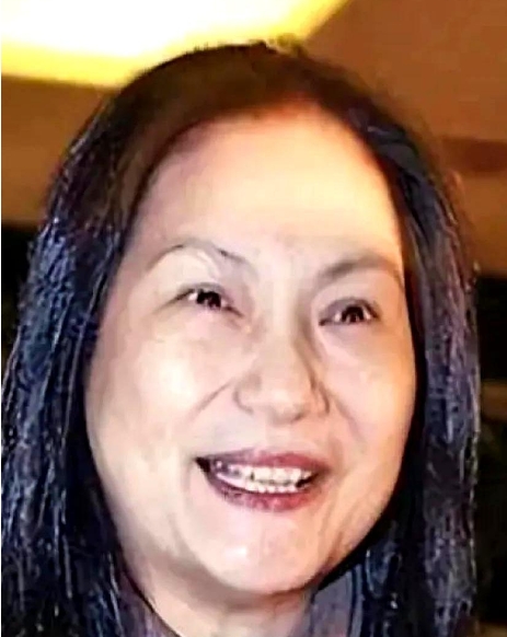 都说女孩的长相大多数都随父亲，我发现大S和她的父亲长得真挺像的。

特别是耳朵、