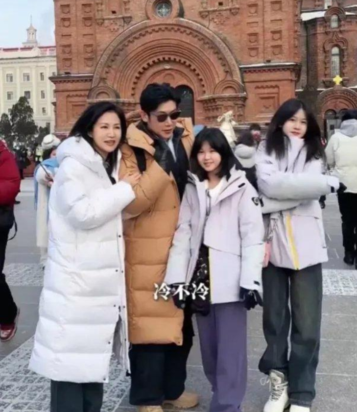 陆毅鲍蕾一家回哈尔滨过年，他们逛街给女儿买新中式袄子，鲍蕾直言花棉袄不敢穿

鲍