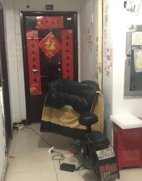 南京某小区电动车充电引发火灾导致15人死亡44人受伤的残局就在眼前，今天我一出门