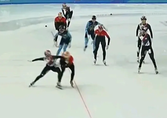抱摔！韩国人直接上手段。
中国队痛失短道速滑5000米接力金牌。
韩国队终于又韩