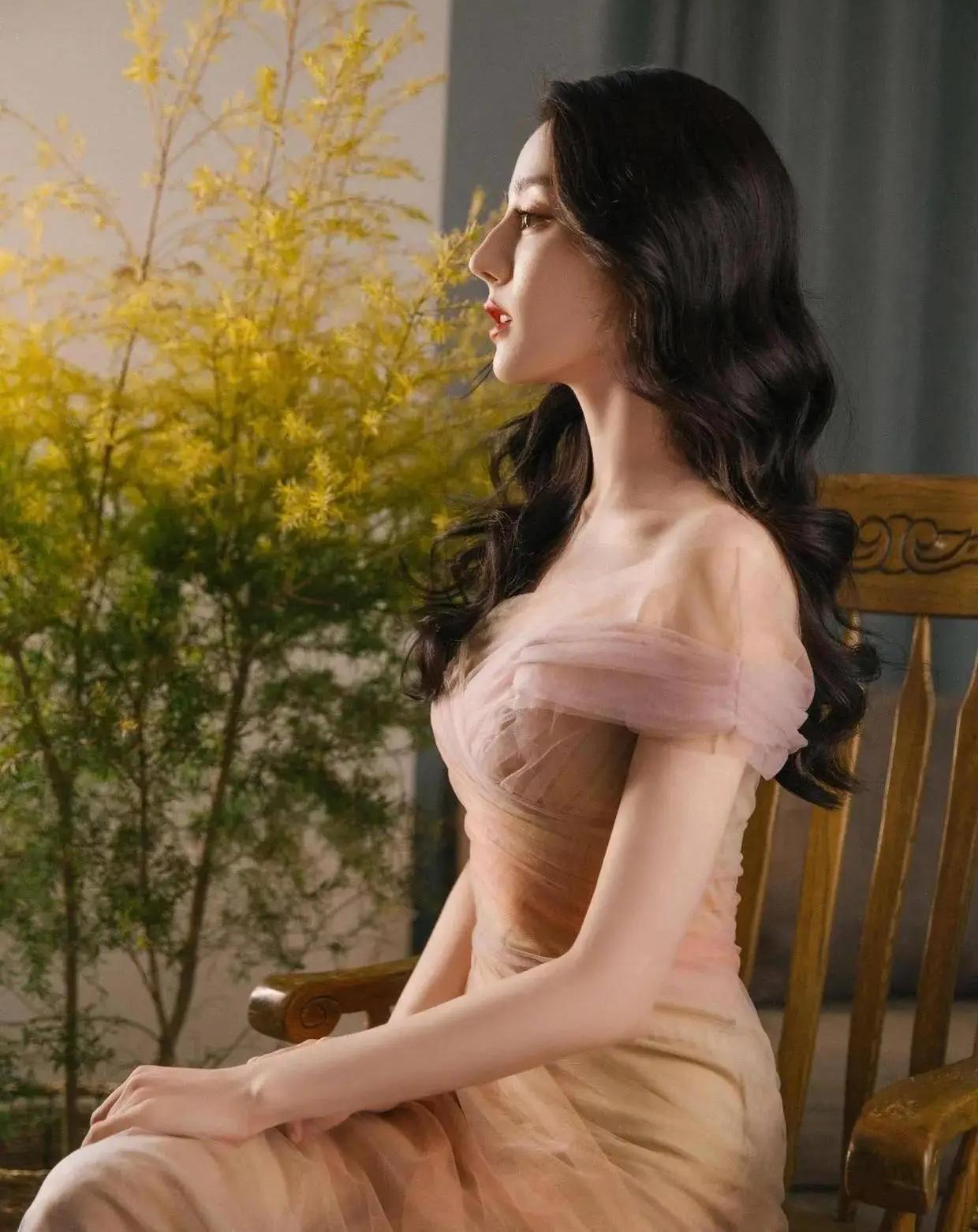 迪丽热巴甜美可人的初恋感觉