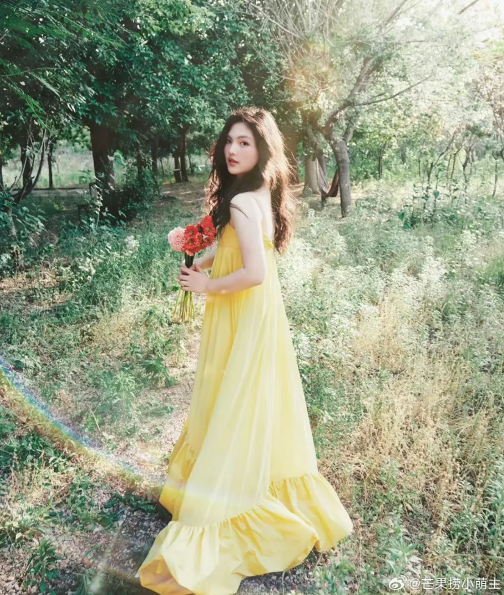 王诗龄杂志封面照，修图修太狠了！
淡黄色长裙蓬松的头发瓜子脸尖下巴很美很仙儿，但