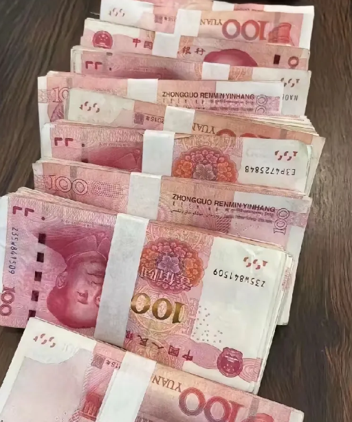 昨天弟弟打来电话向我借 10 万块钱，让我陷入了犹豫之中！
 
弟弟说，正月初二