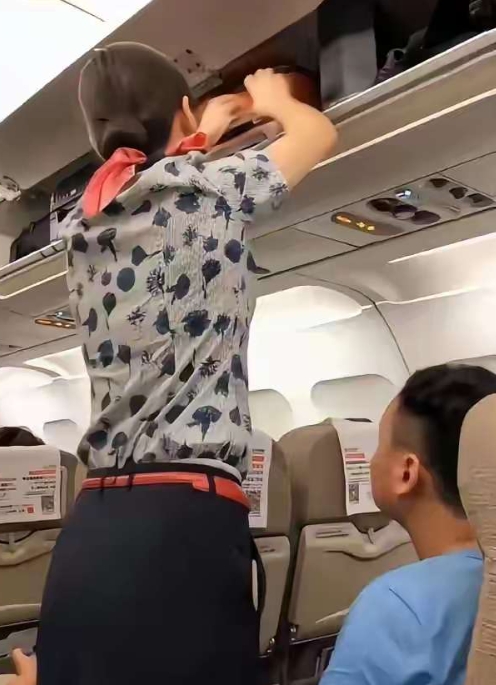 总算知道为什么空姐帮旅客整理行李的时候，衬衣不会扯出来了